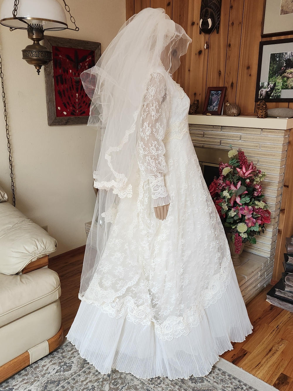Rare 1960s Victorian Lace Wedding Set: Rose Detail Hat, Veil & Bustled Gown - Picture 2 of 16